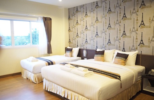Makham Tia Hotel | Discover Suksomboon Hotel: Family-Friendly with Great Amenities