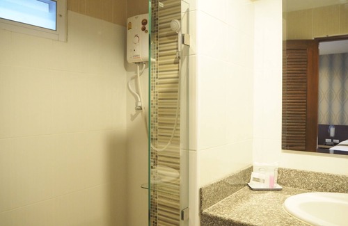 Makham Tia Hotel | Discover Suksomboon Hotel: Family-Friendly with Great Amenities