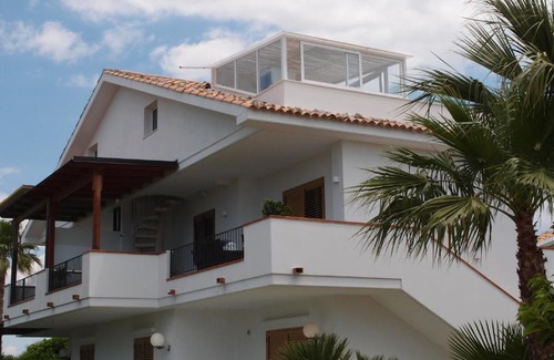 Ragusa House | Discover Montalbano: 4-Star Retreat with Oceanfront Pool