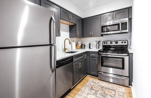 Downtown Charleston Apartment | Sullivan's Suite at 360 King