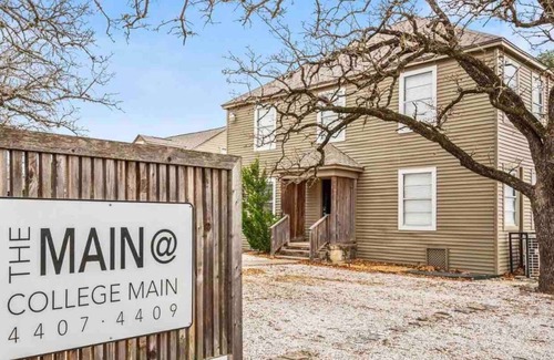 Northgate Apartment | Stylish Sully's Loft: Walk to A&M with King Bed & Amenities