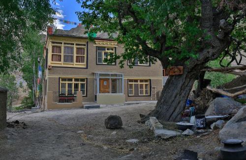 Tingmosgang House | Cozy Sumdo Saspotse Farmstay: Family & Pet Friendly Retreat