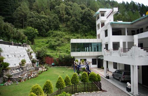 Pithoragarh Hotel | Welcoming Sumeru Resort: Pet Friendly with Breakfast Included