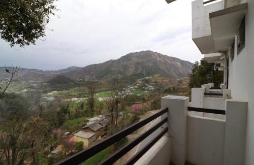 Pithoragarh Hotel | Welcoming Sumeru Resort: Pet Friendly with Breakfast Included