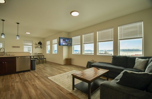 Kachemak Cabin | Inviting Mountain Views with Pet-Friendly Amenities!