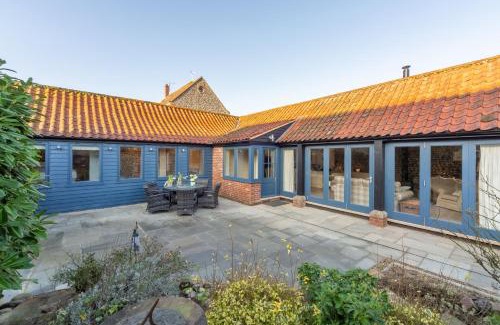 Weybourne House | Charming Summer Barn: Pet-Friendly Retreat Awaits You