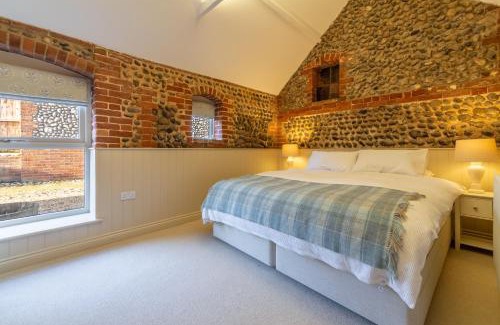 Weybourne House | Charming Summer Barn: Pet-Friendly Retreat Awaits You