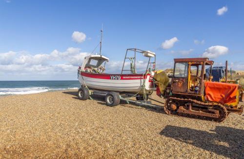 Weybourne House | Charming Summer Barn: Pet-Friendly Retreat Awaits You
