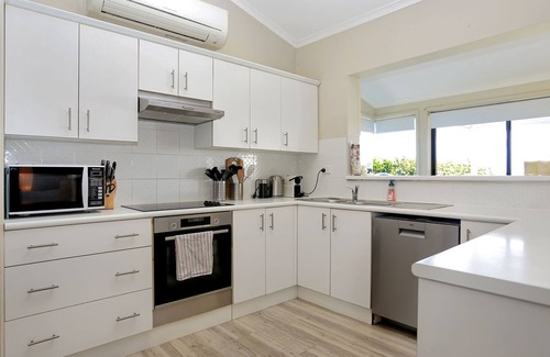 Hawks Nest House | Unforgettable Summer Bay Sunsets - Pet Friendly Retreat