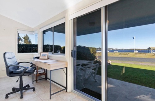 Hawks Nest House | Unforgettable Summer Bay Sunsets - Pet Friendly Retreat