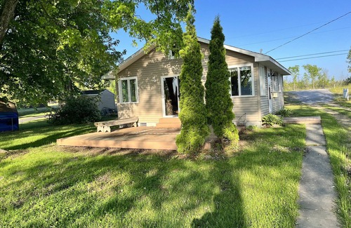Alpena Cottage | Idyllic "Summer Breeze" Cottage on Long Lake with Breakfast