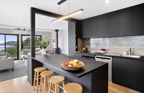 Lorne House | Relaxing Summer By The Bay with Ocean Views & Pool Access