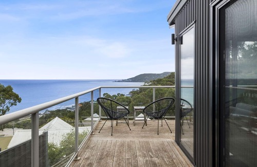 Lorne House | Relaxing Summer By The Bay with Ocean Views & Pool Access