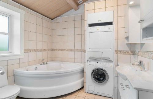 Faxe Ladeplads House | Inviting Summer Cottage with Jacuzzi and Sauna Retreat