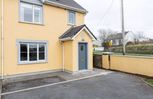Lahinch House | Ideal Retreat: Summer Cove Steps from Lahinch Beach