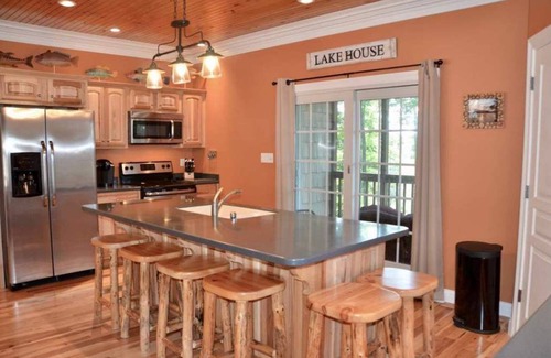 Jamestown House | Summer Getaway: 5-Star Rated Hotel with Lake Views