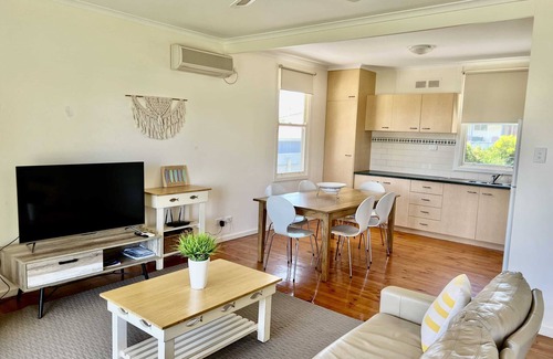 Waterhouse House | Exceptional Oceanfront Retreat: Summer Daysies Summary