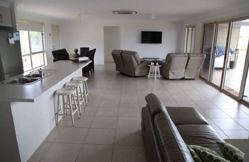 Warrenben House | Unforgettable Summer Dayz at Marion Bay – Pet Friendly Retreat