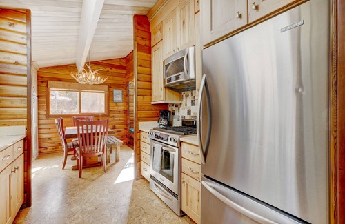 Breckenridge House | Scenic Mountain View Cabin with Hot Tub & Game Room