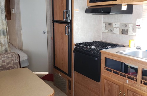 Marylhurst House | Family-Friendly Summer Fun Camper with Kitchen Amenities