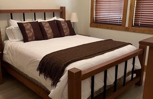 Okanagan-Similkameen Hotel | Family-Friendly Retreat with Pool & Lake Views!