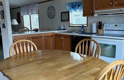 Hamlin County House | Pet-Friendly Retreat: Sun & Fun at Lake Poinsett