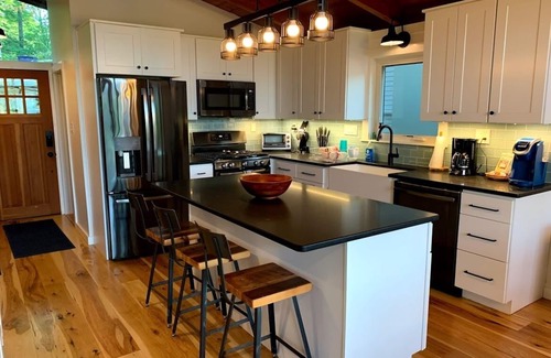 Ludlow House | Family-Friendly Retreat with Lake Views and Pool Access