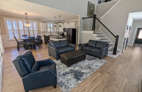Littleton House | Relaxing Summer Retreat at Lake Gaston with Pool & Breakfast
