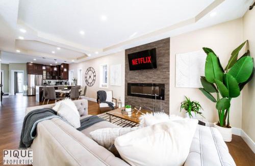 Mayfield Apartment | Summer Haven - HotTub - FireTable - KingBed - BBQ - Sleeps8