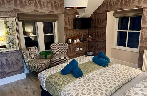 Gwynedd- Snowdonia House | Discover Summer Hill Guest House: 4-Star Family Retreat