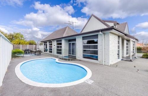 Hamilton House | Relaxing Retreat: 4-Bedroom House in Hamilton with Pool