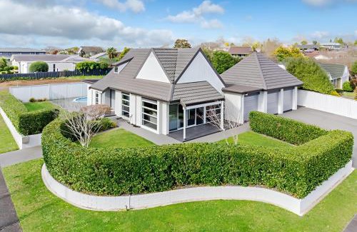 Hamilton House | Relaxing Retreat: 4-Bedroom House in Hamilton with Pool