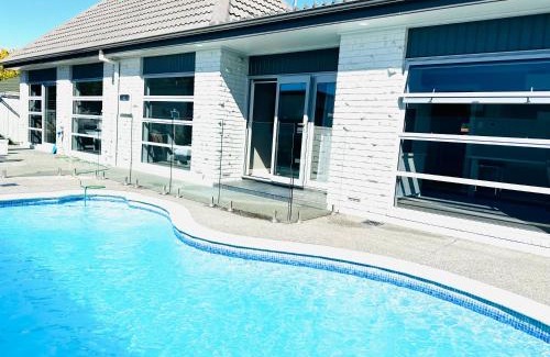 Hamilton House | Relaxing Retreat: 4-Bedroom House in Hamilton with Pool