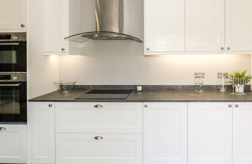 City Centre Cottage | SUMMER HOUSE ON ALBANY ROAD, family friendly in Stratford-Upon-Avon