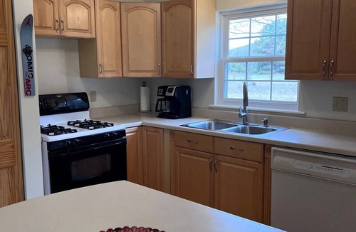 Thompsonville House | Top-Rated Stay at FORE Seasons with Pool & Spa Amenities
