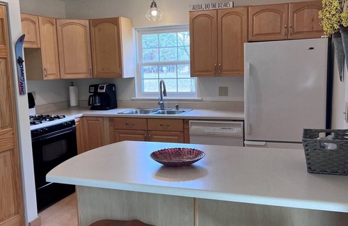 Thompsonville House | Top-Rated Stay at FORE Seasons with Pool & Spa Amenities