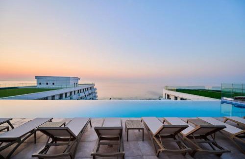 Mamaia-Sat Apartment | Oceanfront Summer Infinity Apartment with Pool & Spa