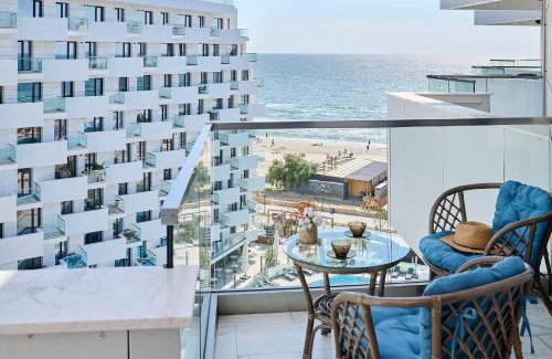 Mamaia-Sat Apartment | Oceanfront Summer Infinity Apartment with Pool & Spa