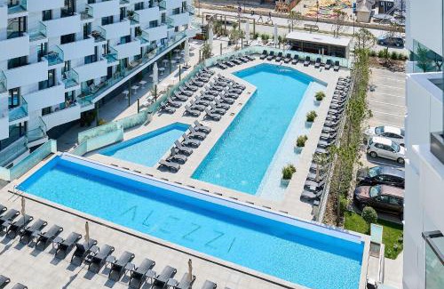 Mamaia-Sat Apartment | Oceanfront Summer Infinity Apartment with Pool & Spa