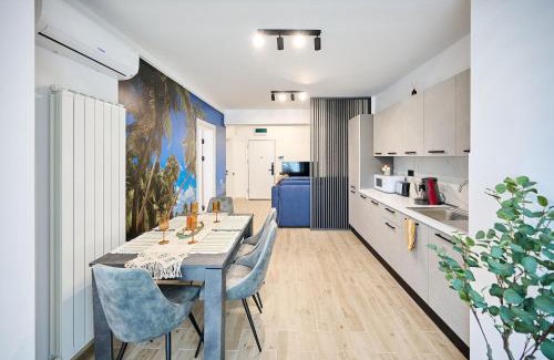 Mamaia-Sat Apartment | Oceanfront Summer Infinity Apartment with Pool & Spa