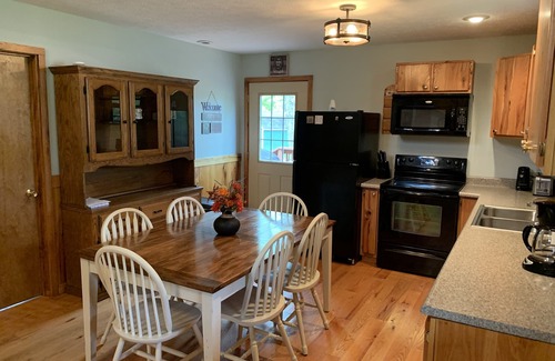 Scottsville House | Family Fun Awaits at Summer Lake Time with Scenic Views