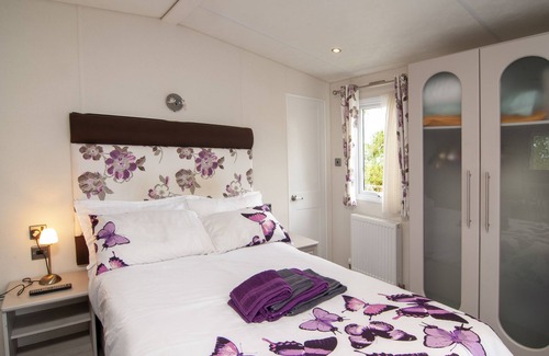 St Leonards-On-Sea Cabin | Unwind at Summer Lodge Caravan with Pool & Free WiFi