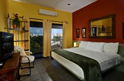 Colonia Independencia Hotel | Charming Summer Place Inn: Family-Friendly & Pool Access