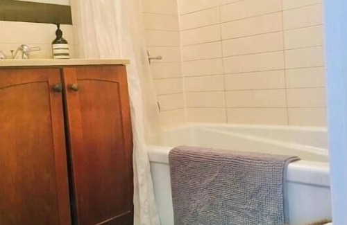 Crown Heights Apartment | Relaxing Summer Retreat in Brownstone Brooklyn Awaits!