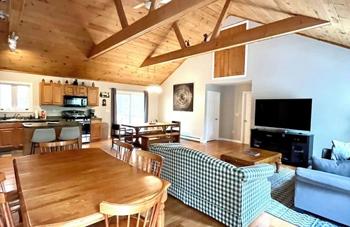 Madison House | Pet-Friendly 5 BR Retreat with Pool & Lake Views in White Mountains