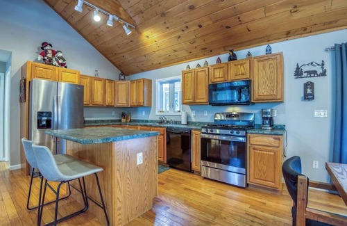 Madison House | Pet-Friendly 5 BR Retreat with Pool & Lake Views in White Mountains