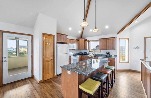 Waves House | Oceanview Dog Friendly Home with Private Pool & Game Room