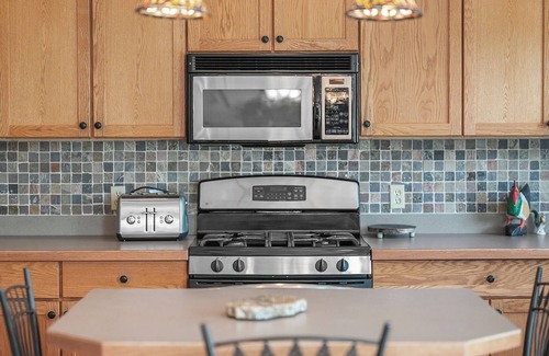 Thompsonville House | Experience Crystal’s Golf, Ski and Fish Haus: 10/10 Stay!