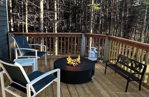 Stanley Bridge Cottage | Summer Twilight Cottage | Peaceful 2BR Retreat with Office, Deck & Firepit