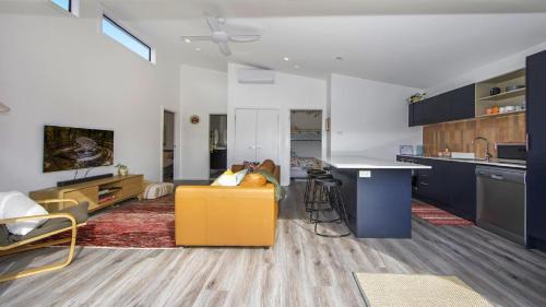 Ettalong Beach House | Cozy Cabin with Ocean Views and Free Wifi